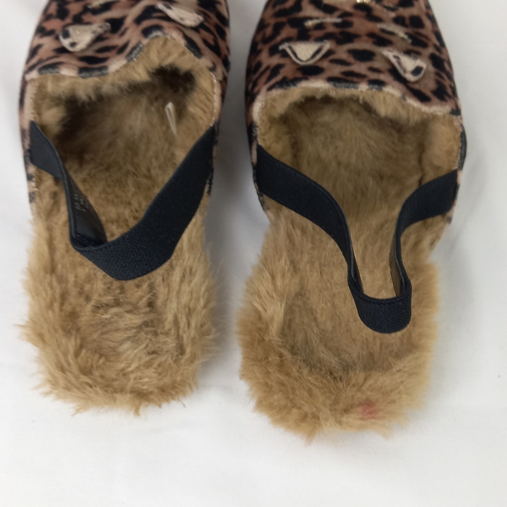Place slippers. - Picture 5 of 8